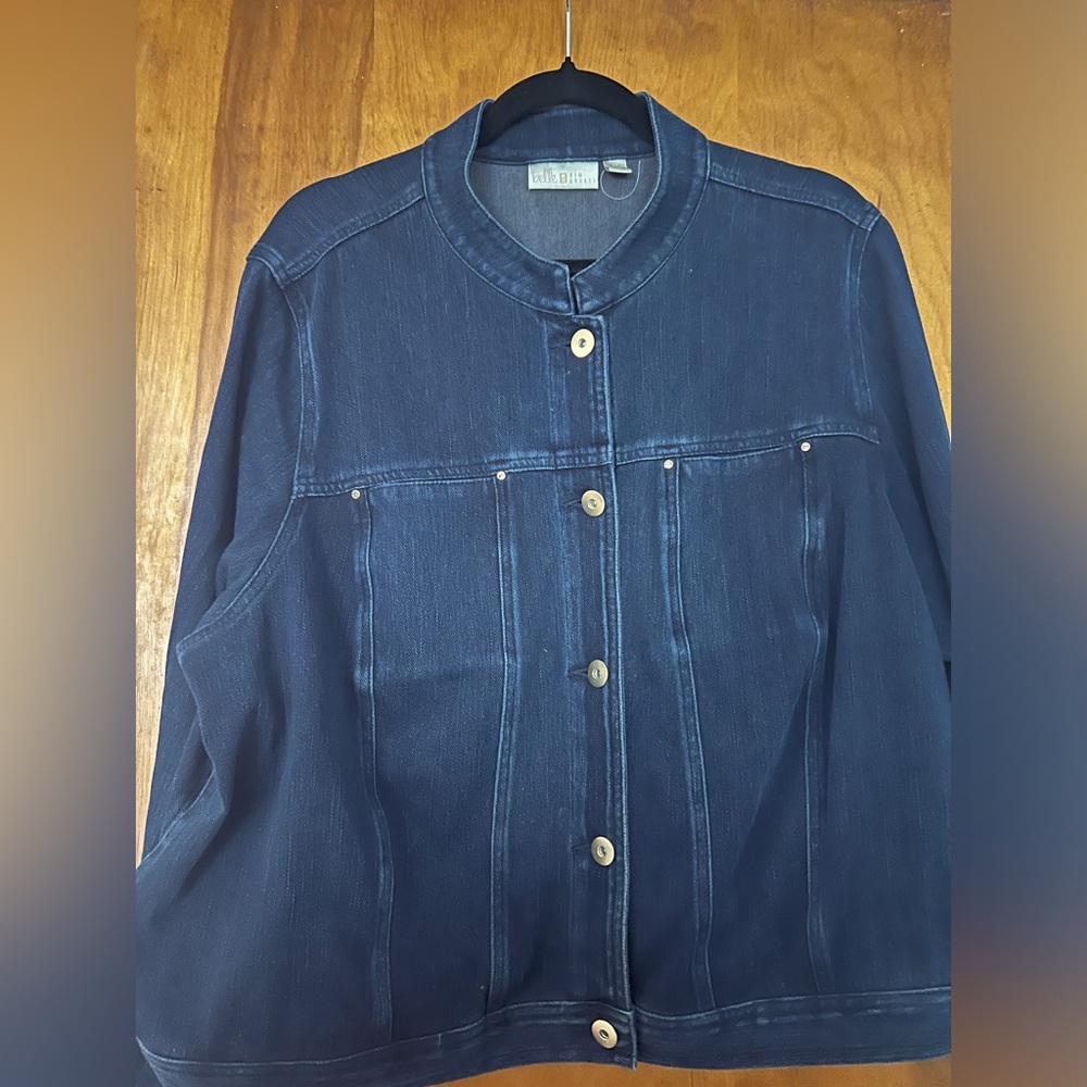 Dark wash light, stretchy denim cropped jacket. Perfect for spring/summer